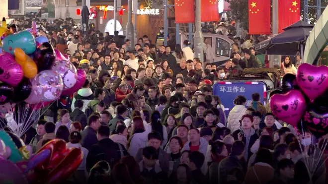 Street Stream Dreams: Seeking Fortune Online in China
