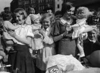 „Moterys po Hitlerio vėliava“.